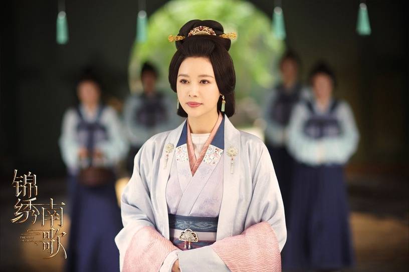 演员邓英过去也是经典古装女神,在古装历史剧《大敦煌》中饰演女主角