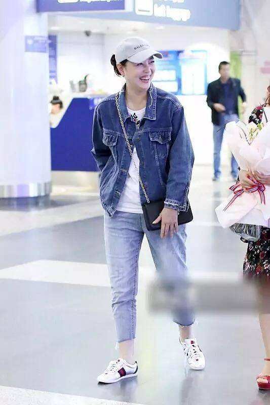 模样|原创周海媚扮嫩好狠,穿吊带裙硬P成18岁,看到没修图的皱纹不打脸吗?