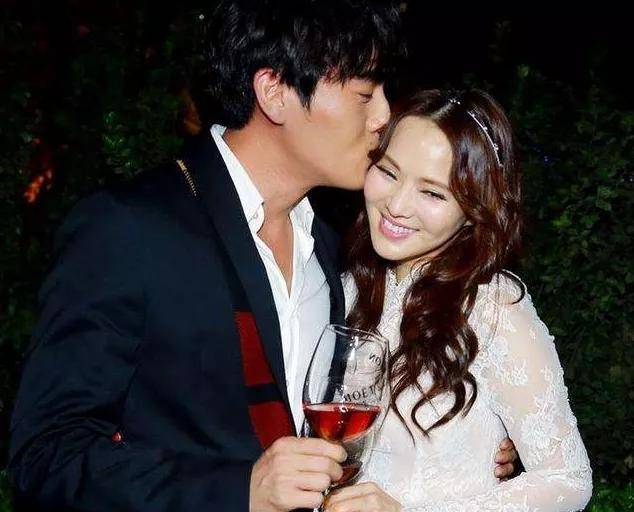 原创同是姐弟恋再婚，钟丽缇做梦都想高龄生子，伊能静为什么不得人心
