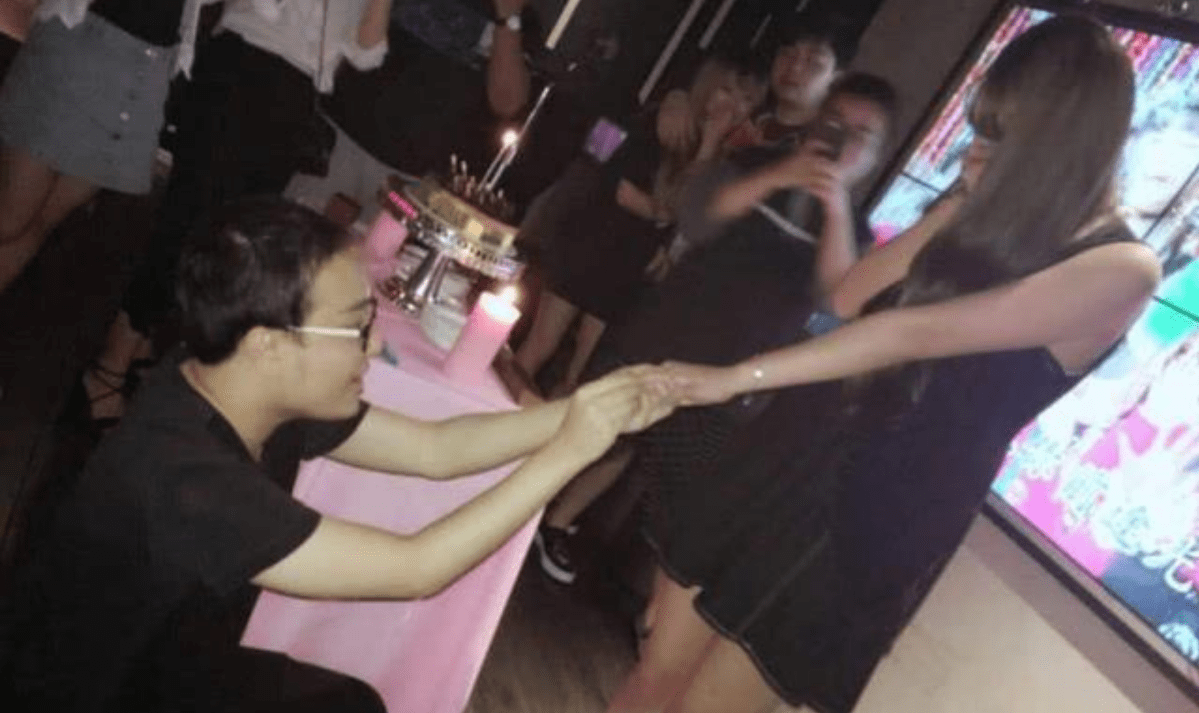 （lol战旗主播死亡宣告女朋友是谁?为什么会被打?）LOL有一件装备主动技能好像是攻击三下必暴击的装备 好像叫死亡还是死刑宣告的 求解