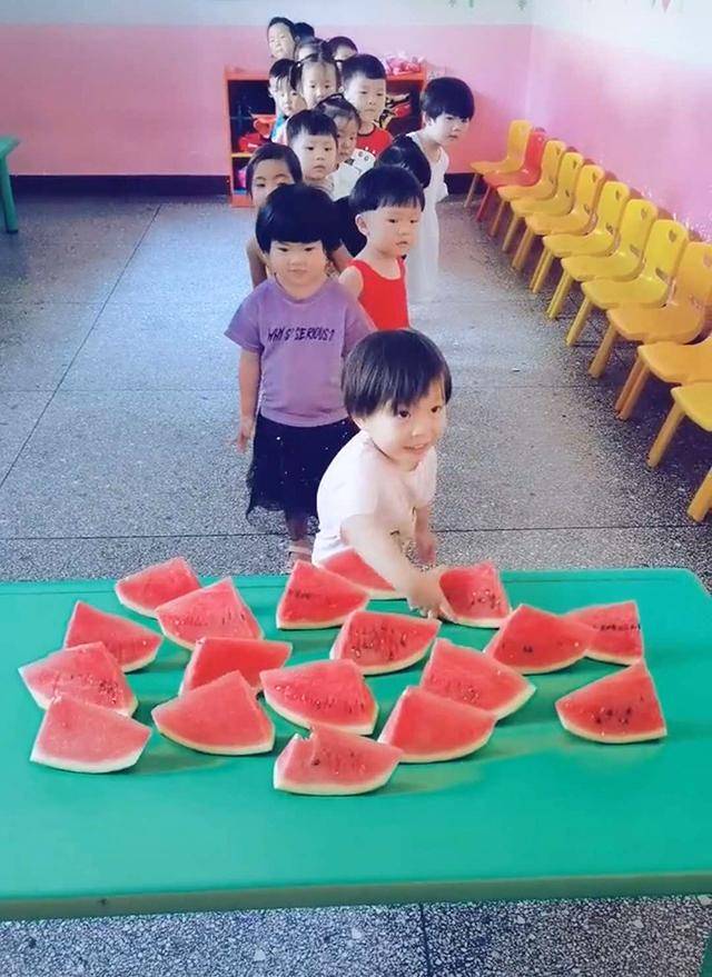 幼儿园宝宝领西瓜，插队、挑三拣四、争抢问题多，老师看了不淡定