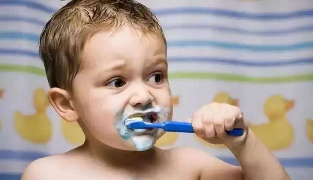 80%宝宝乳牙期间会蛀牙，教你科学助娃刷牙，基本可以告别牙医