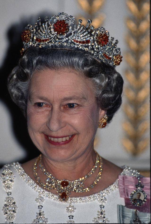 英国女王接见特朗普,头上王冠意义非凡,英国网友:用作