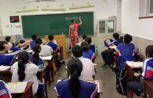高3男老师穿旗袍给学生上最后一课，用心良苦感动网友：穿出了旗袍的灵魂