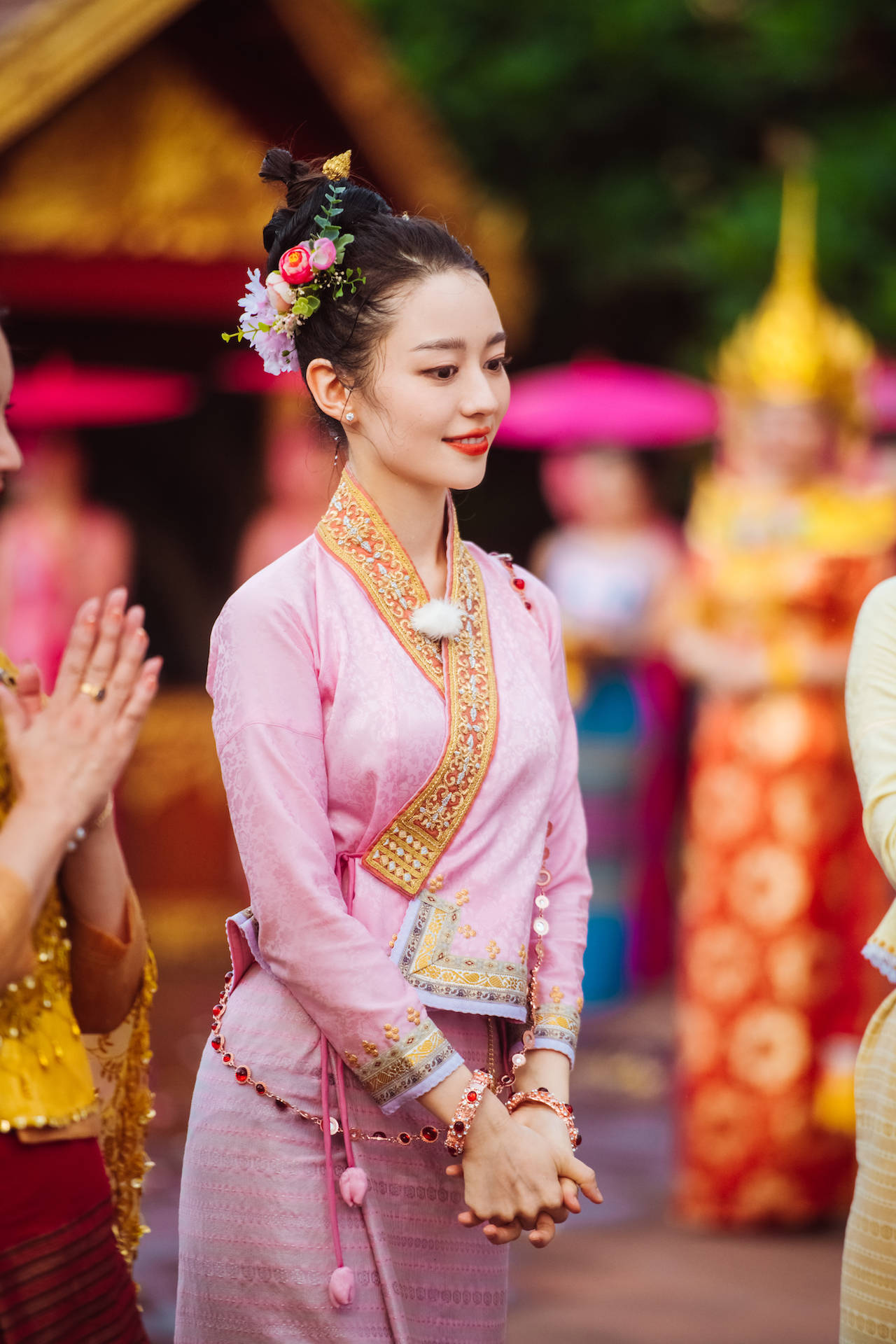 《妻子4》吉娜傣族服饰造型曝光,粉色筒裙身形姣好