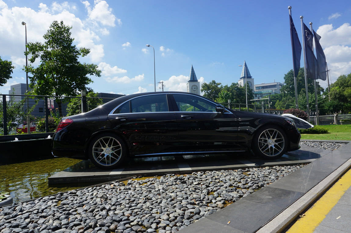 奔驰amg s63l 4matic  黑外棕内