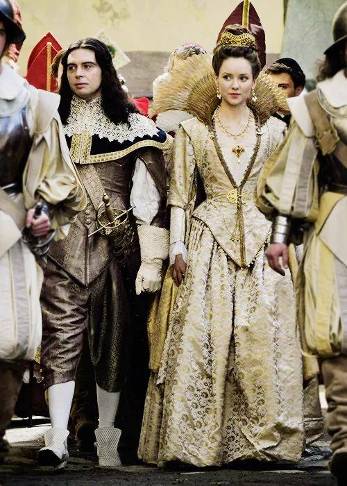 英剧《火枪手》中安妮和丈夫路易十三