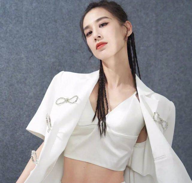 张萌|原创当黄圣依遇上“克星”伊能静！俩人明争暗斗，比后宫大戏都精彩！