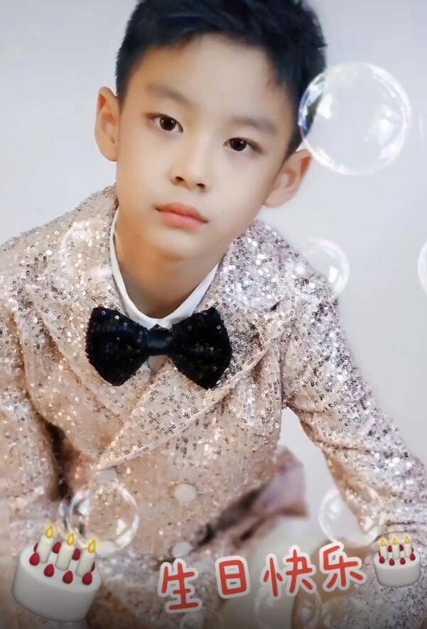 曹颖老公49岁生日不愿出镜，儿子机智放全家福，