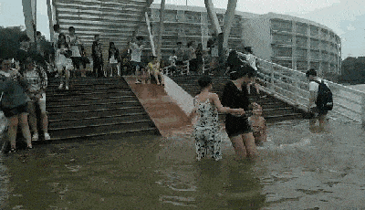 搞笑gif:美女你是造了什么孽找个这男朋友