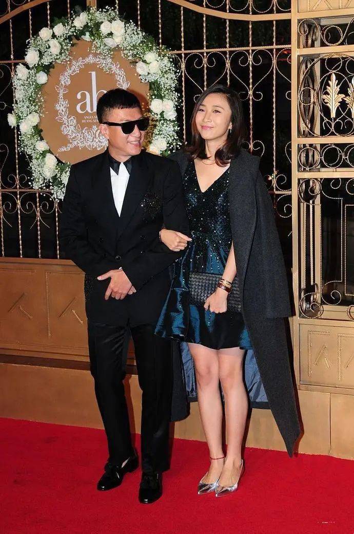 『墨绿』墨绿短裙搭风衣,性感又迷人,孙红雷小15岁娇妻居然这么美