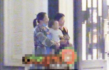 晓明赵丽颖现身街头,颖宝露脐装超瘦