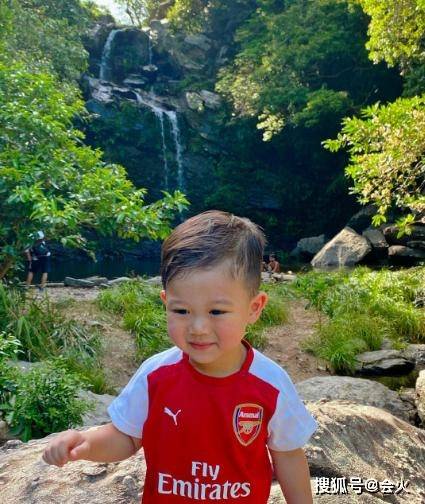 老态|原创胡杏儿带老公儿子外出游玩,素颜出镜显老态,产后发际线后移严重