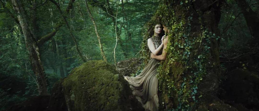 最后，几位精灵穿着 dior 高订礼服在丛林中齐聚，让人想到波提切利的画作
