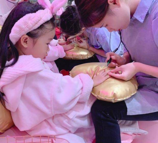 伊能静“名媛式”富养女儿，喝红酒做按摩，却被批不会育儿