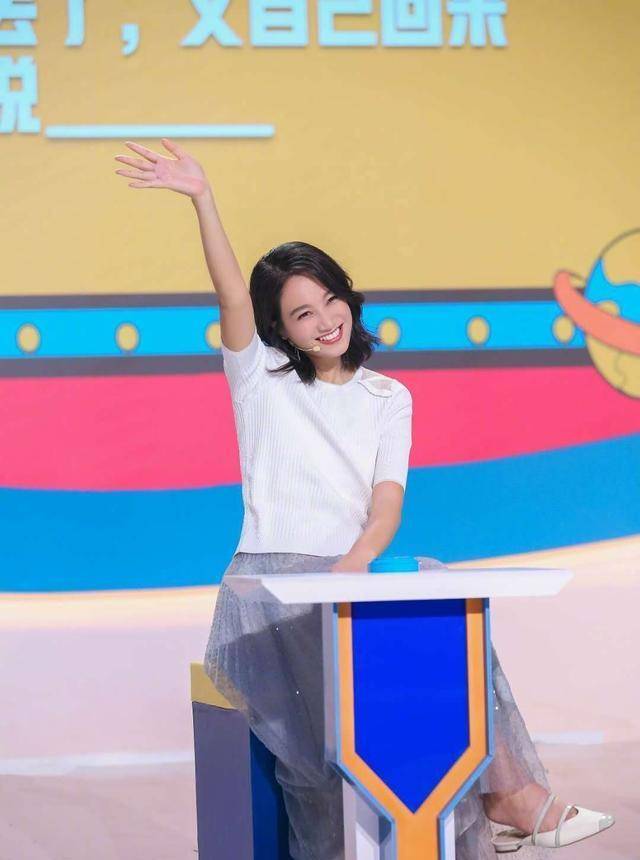原创朱丹真拼！挺二胎孕肚录节目，脚部浮肿穿不进鞋，脚后跟露在外面