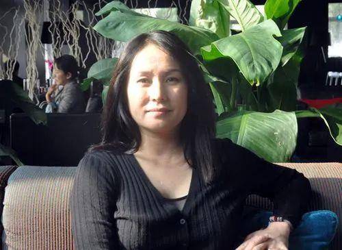 高金素梅|原创61岁何家劲帅气逼人，为了与前任的60岁婚姻之约，他至今单身