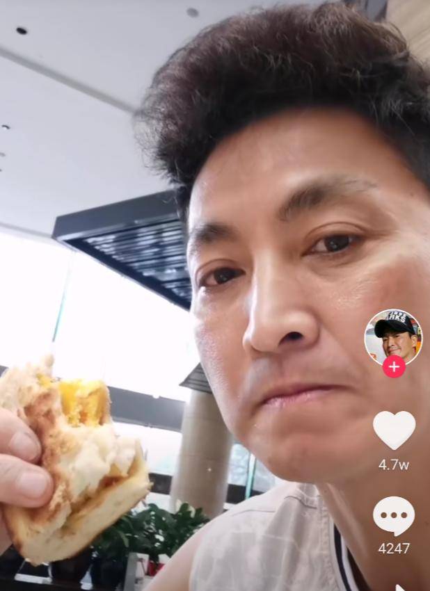 高金素梅|原创61岁何家劲帅气逼人，为了与前任的60岁婚姻之约，他至今单身