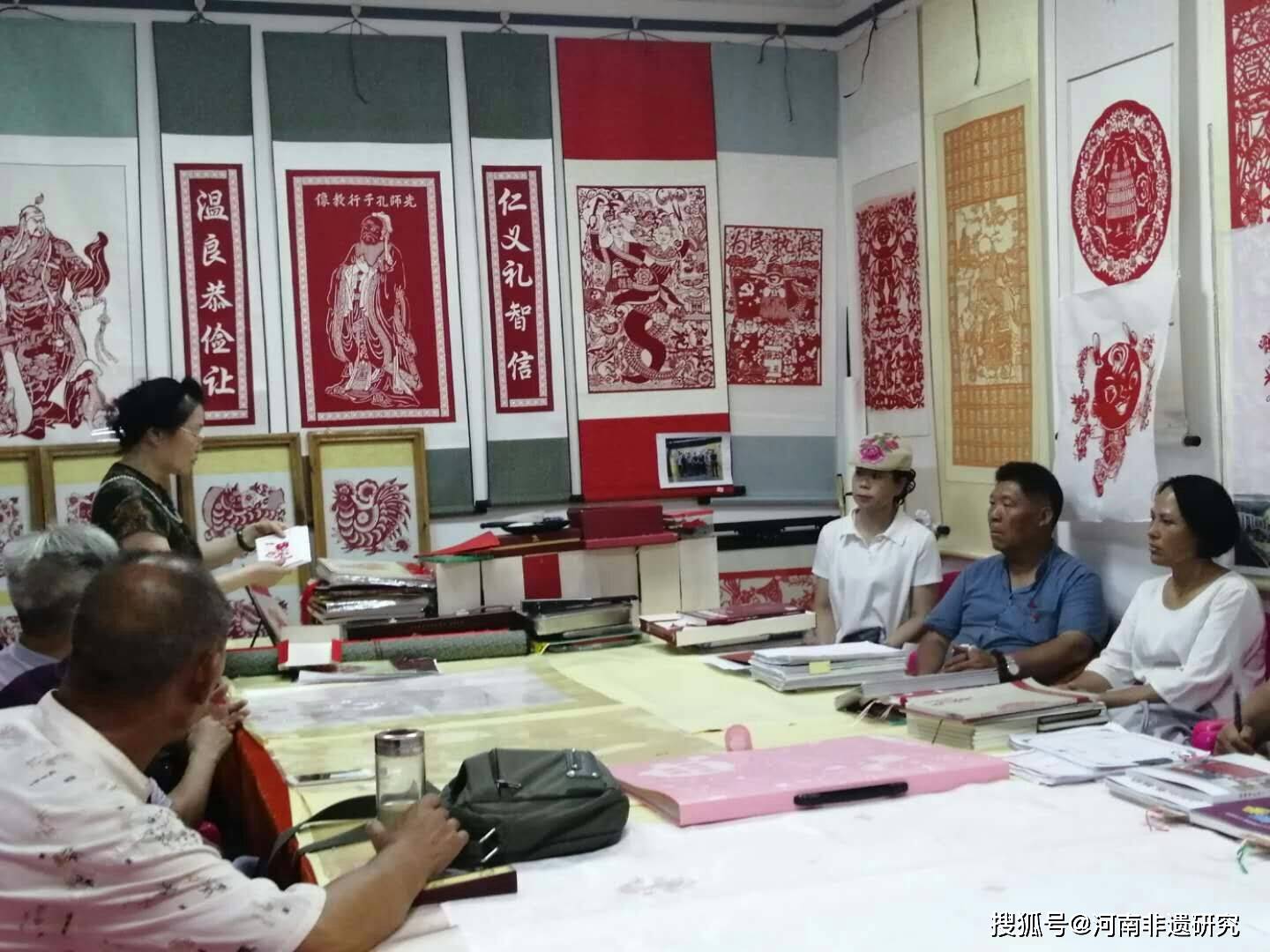 文暖流年·巩义文友参观曹慧贞剪纸工作室