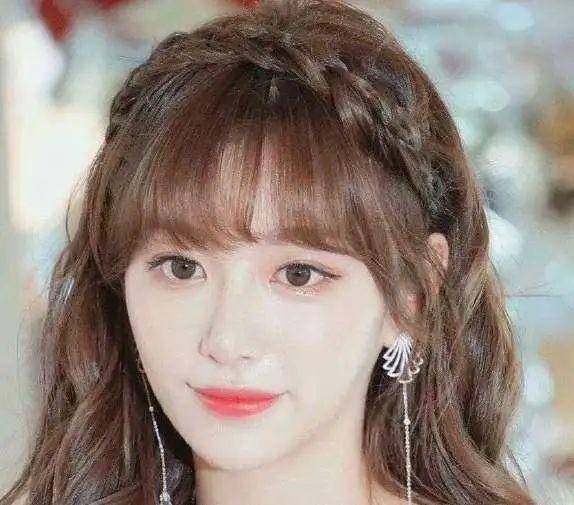 孔雪儿穿露脐装舞动又美又飒！白皙肌肤娇嫩魔