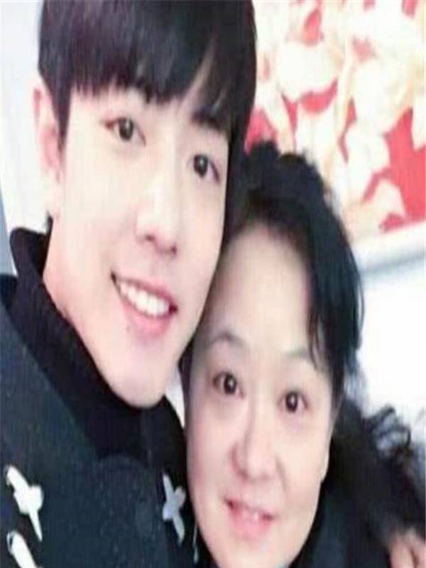王一博妈妈,肖战的妈妈,黄子韬妈妈,看到蔡徐坤:酷似复制粘贴!