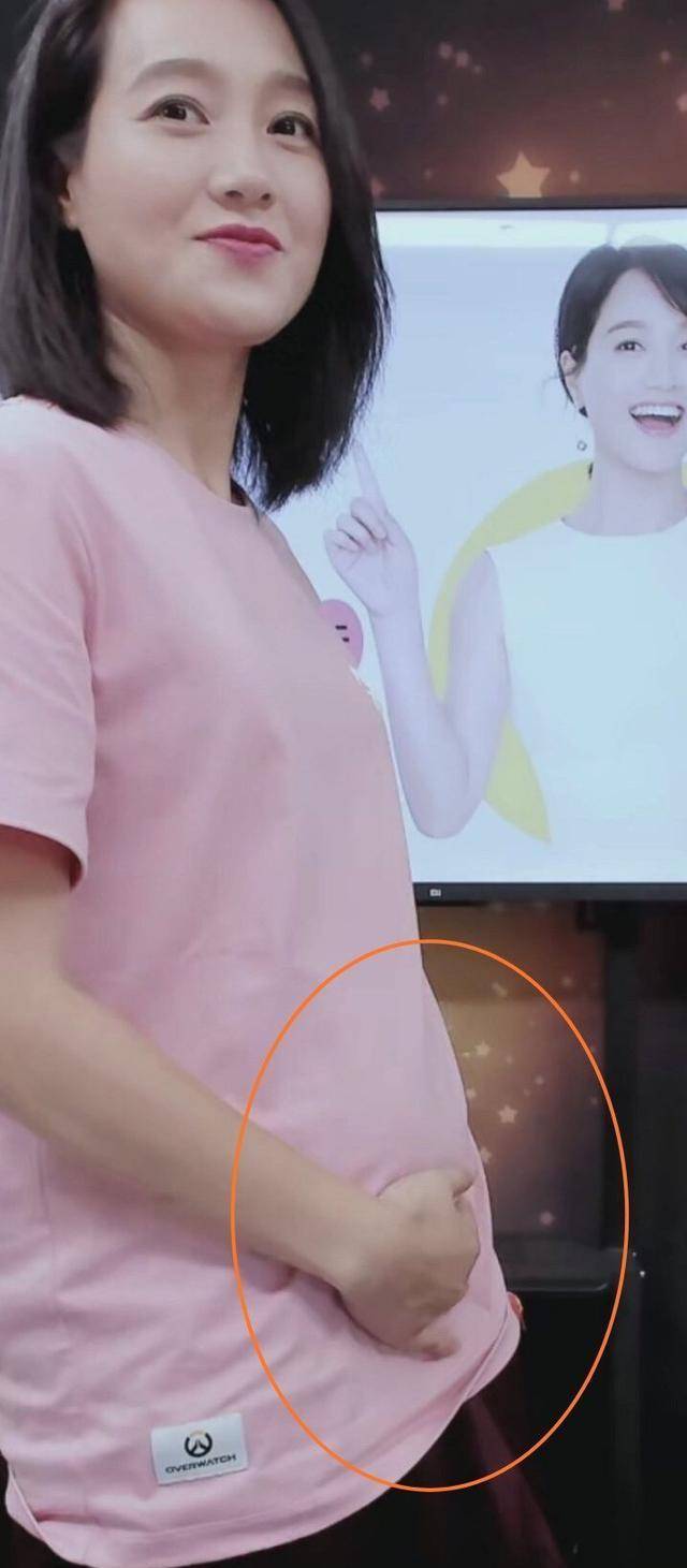 原创朱丹真拼！挺二胎孕肚录节目，脚部浮肿穿不进鞋，脚后跟露在外面