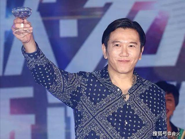 管控|温兆伦瘦身20斤颜值回春!自曝被老婆管控饮食,半夜饿到喝水充饥