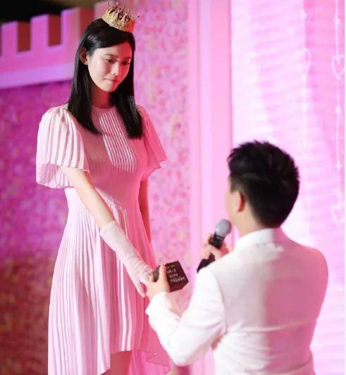 仪式|原创赌王子女操持设灵仪式被赞，“长孙之母”奚梦瑶为何却被骂惨？