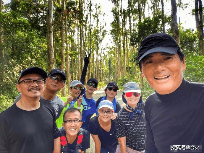 活力|原创65岁米雪晒近照，与周润发爬山活力满满状态好，皮肤黝黑笑容灿烂