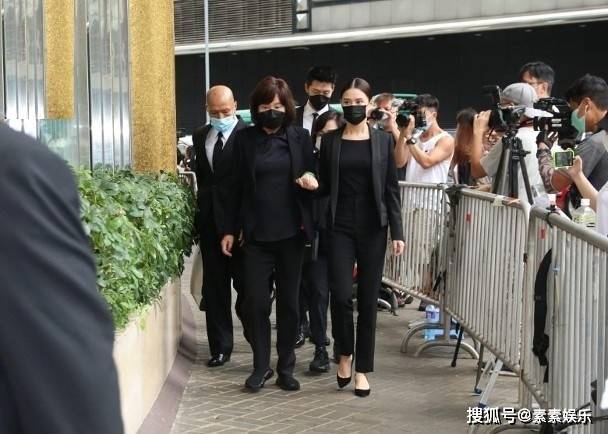 『霍启刚』霍震霆一脸悲伤露面霍氏家族拜祭赌王:霍启刚带郭晶晶现身