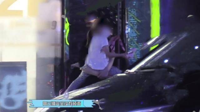 董璇被曝疑似有新恋情，与90后男演员搂腰贴脸动