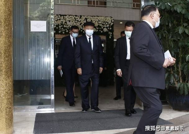 『霍启刚』霍震霆一脸悲伤露面霍氏家族拜祭赌王:霍启刚带郭晶晶现身