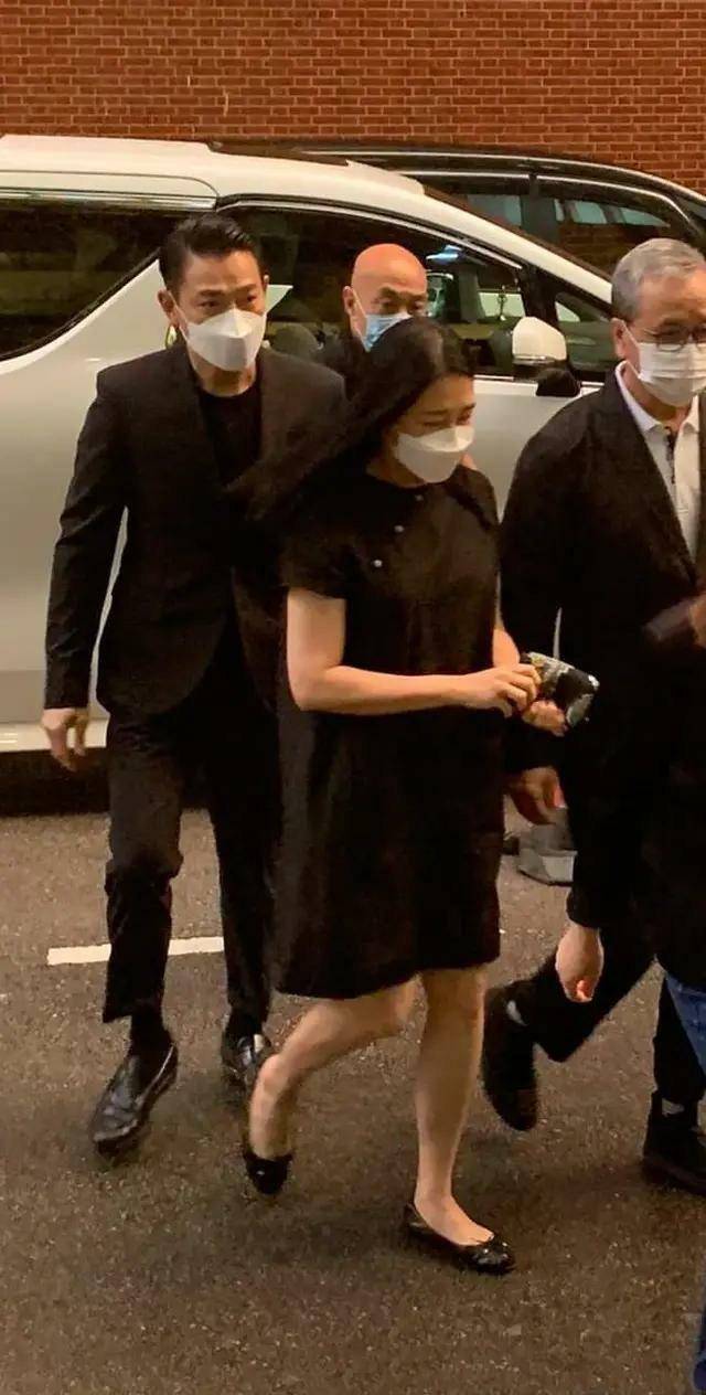 镜头|原创刘德华老婆不年轻了，但素颜都那么清秀，真实面对镜头不怕拍！