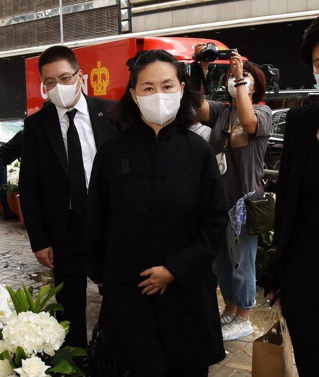 赌王丧礼各房太太与子女们到场，个个神情肃穆