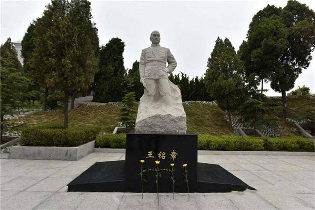王铭章死守滕县七天,一代名将以身殉国,妻儿后来如何?