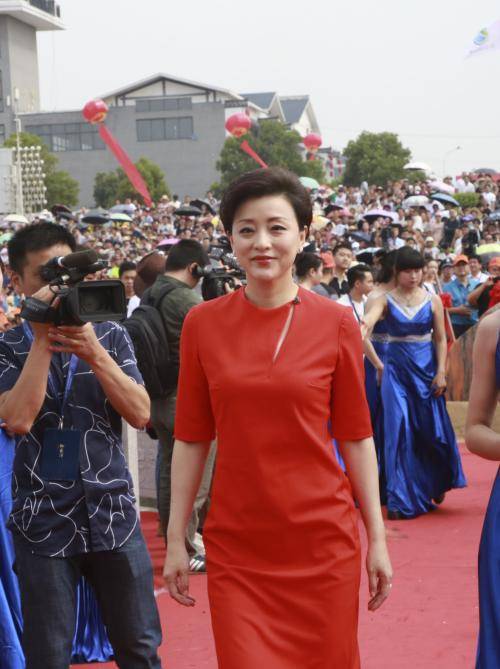 杨澜跟老公国外看赛马，穿中长裙打扮贵妇范，有中年女性的优雅！