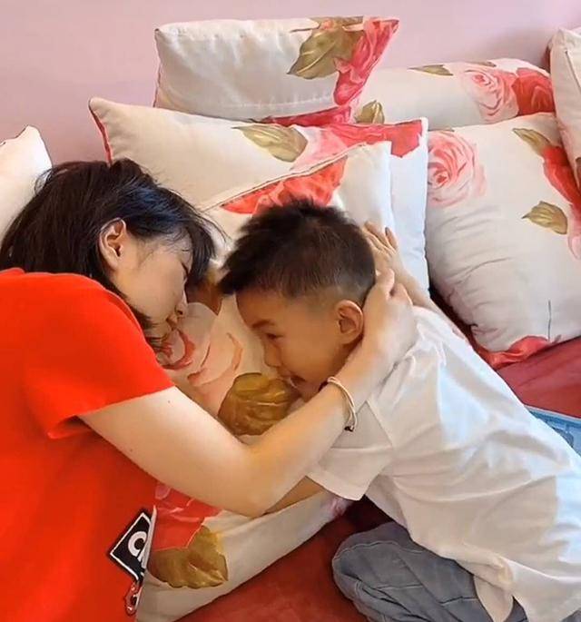 爸爸妈妈分别假装晕倒，儿子反应差距大，爸爸被气的“当场复活”