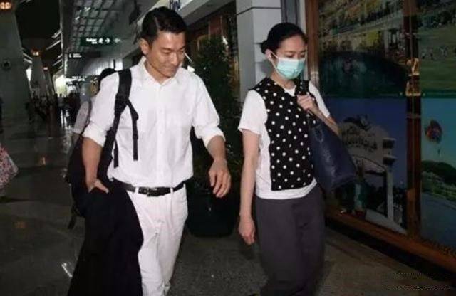 镜头|原创刘德华老婆不年轻了，但素颜都那么清秀，真实面对镜头不怕拍！