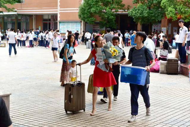 难忘老师感恩亲人佛山南海中学分校2020届高三学子高考凯旋