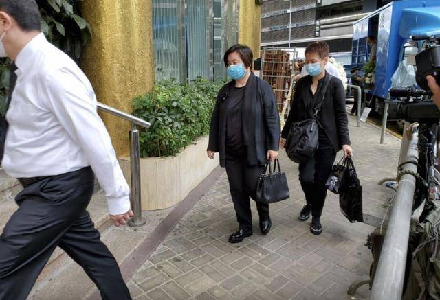 赌王丧礼各房太太与子女们到场，个个神情肃穆