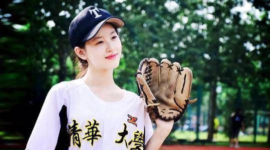 章泽天赞邓文迪是独立女强人，却遭网友嘲讽，