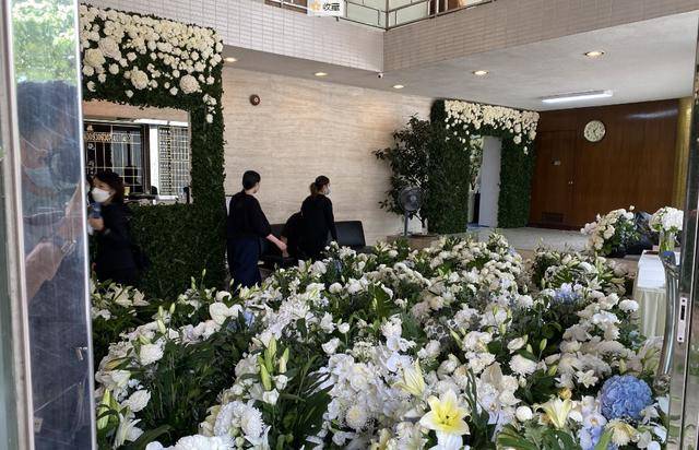 赌王丧礼各房太太与子女们到场，个个神情肃穆