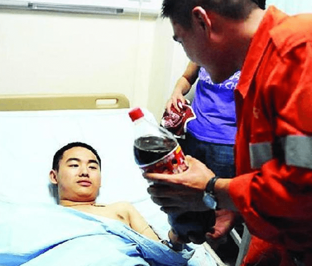 汶川地震中,那个想喝冰可乐的男孩,后因重伤截肢,现状如何?