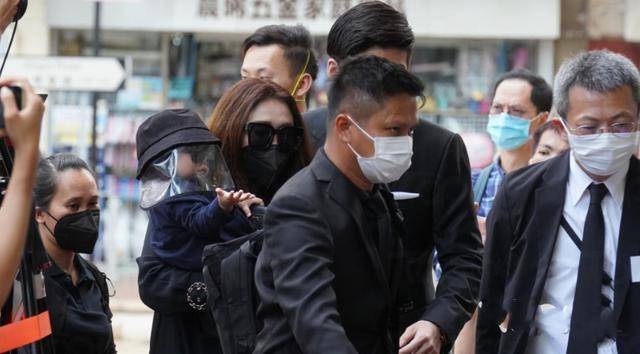 赌王丧礼各房太太与子女们到场，个个神情肃穆