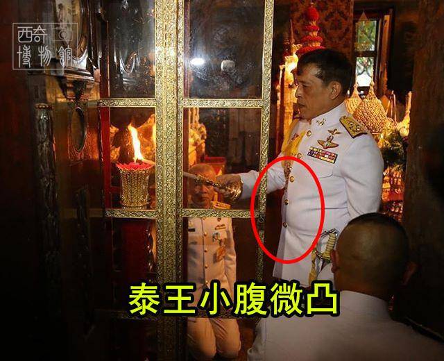 苏提达|68岁泰王玛哈总算撇下20名女护卫从德国回泰，王后穿绿裙迎接