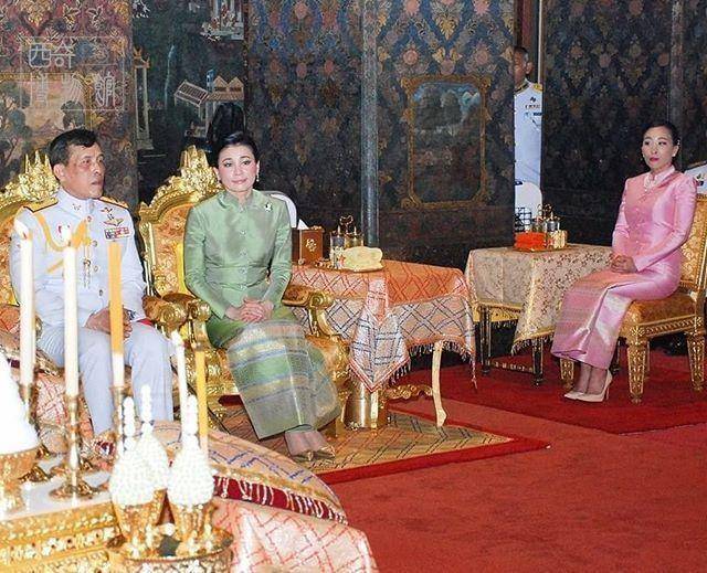 苏提达|68岁泰王玛哈总算撇下20名女护卫从德国回泰，王后穿绿裙迎接