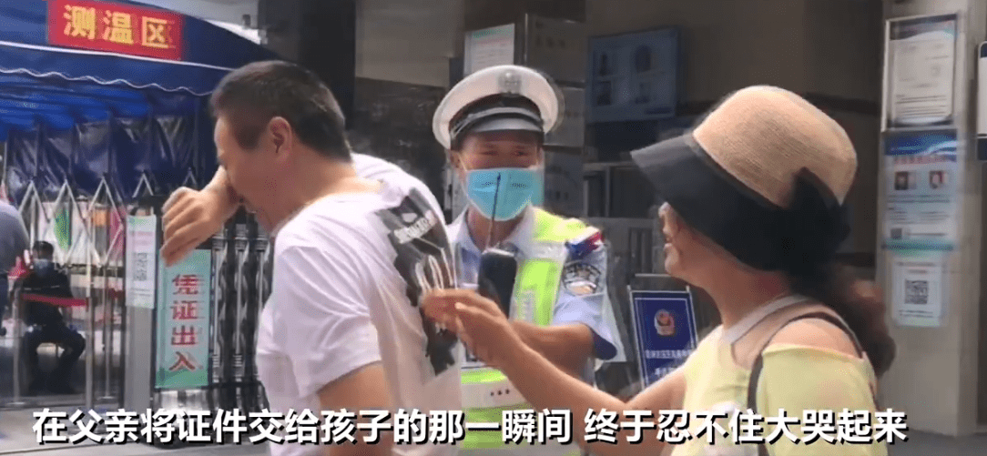 泪目！农民父亲睡走廊陪考，怕打呼噜影响孩子高考