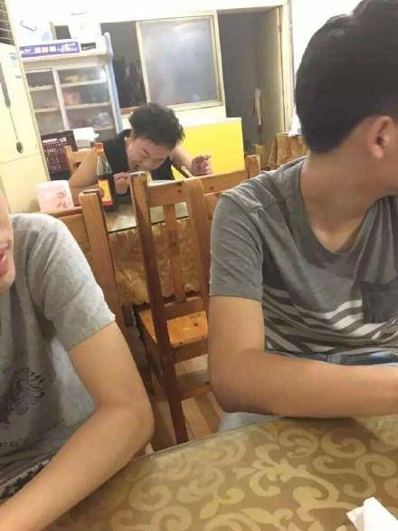 网友平价面馆偶遇陈奕迅，陈奕迅戴口罩等餐，