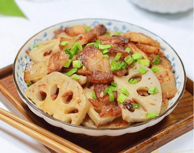 食材:鲜藕,猪肉,豆瓣酱,酱油,糖,盐,姜,蒜 做法 1,莲藕,猪肉切片 2