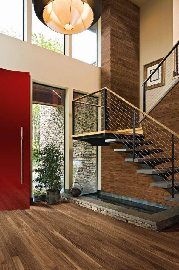 悬挂式的设计,让楼梯宛如一件精致的艺术品,轻盈的结构,既能节省空间